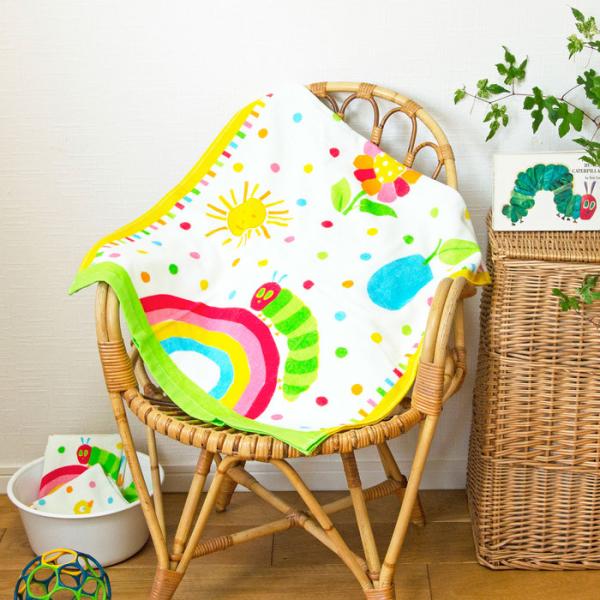 こどもたちが大好きなエリック・カールの人気絵本『はらぺこあおむし』のバスタオルです。カラフルでかわいいデザイン。プールやお昼寝時の肌がけにもぴったり。絵本と一緒にプレゼントするのもおすすめです。【サイズ】60×120cm【素　材】綿100％...