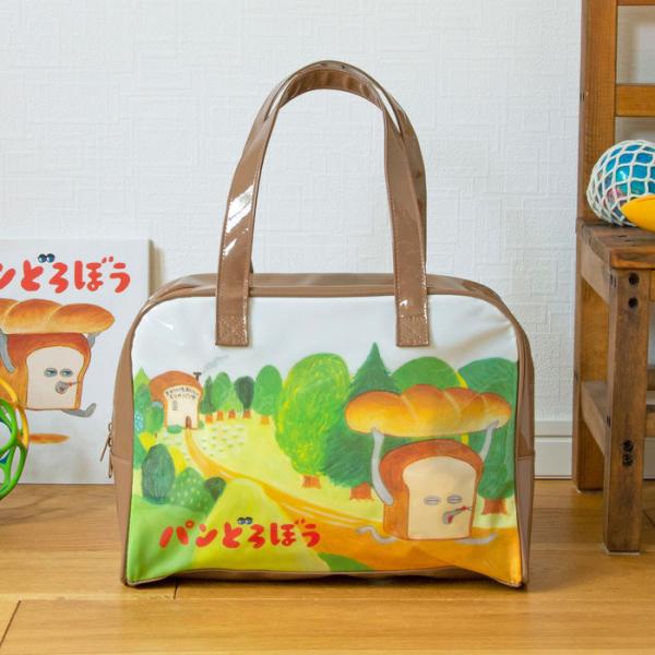 大人気絵本「パンどろぼう」シリーズのビニールボストンバッグです。園や学校、スイミングスクール等でのプールバッグとしてはもちろん、川や海でのレジャーや、普段のお着替え入れにもぴったり。雨の日のお出かけにも活躍しそうですね。ダブルファスナーで開...