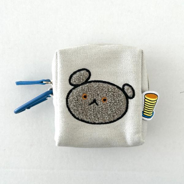 人気絵本「こぐまちゃん」シリーズがミニポーチになりました。サガラ刺繍のこぐまちゃんがとってもかわいいデザイン。リップや目薬等、かばんの中でバラバラになりやすい小物の収納に便利です。可愛いほっとけーきの織ネームにもご注目ください♪【素　材】合...