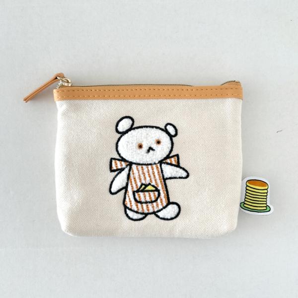 人気絵本「こぐまちゃん」シリーズのポケットティッシュポーチです。サガラ刺繍のしろくまちゃんがとってもかわいいデザイン。ファスナー付きのポーチになっているので、リップや絆創膏、薬などの小物を持ち運ぶのに便利です。ポーチの側面にポケットティッシ...