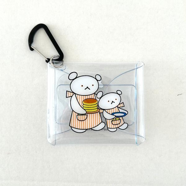 人気絵本「こぐまちゃん」シリーズのマルチケースです。小銭やイヤホン、飴、リップなど、いつも持ち歩いてさっと取り出したい小物の収納に。カラビナ付きなので、無くさないように鞄などに取り付けておくことができます。【素　材】PVC【サイズ】W90×...