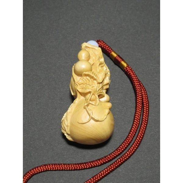 末広がりの形をした瓢箪は、古来よりとても縁起の良いものとされ、除災招福の お守りや魔除けとして広く用いられてきました。また、蔓が伸びて果実が鈴なりになる様子から、家運興隆、子孫繁栄のシンボルとされてきました。風水では、長寿・健康・知恵・才能...