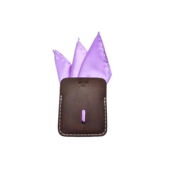 サイズ：10.5ｃｍ×7.5ｃｍ状態：新品数量：1個（ホルダー以外は見本です。）素材：姫路産ヌメ革100％用途：カードケースにも使用可能5枚収納可能メンズジャケット、スーツなどポケットにチーフホルダーです。ホルダーが無い場合、シルクのチーフ...