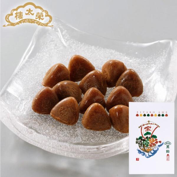 おなじみの榮太樓飴を新年のお祝いにぴったりのパッケージでお届けします。パッケージは縁起の良い宝船。■江戸初夢 宝船　黒飴（9粒入）有平糖の製法で作られた、梅ぼ志飴の姉妹品。沖縄産黒糖にほんのり桂皮末をまぶしました。 明治25年から守り続けた...