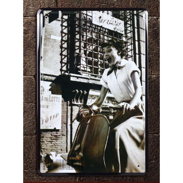 オードリー・ヘプバーン直筆サイン入り2Lサイズ写真…ローマの休日 61EsY8pyFvL._AC_SY200_QL15_.jpg