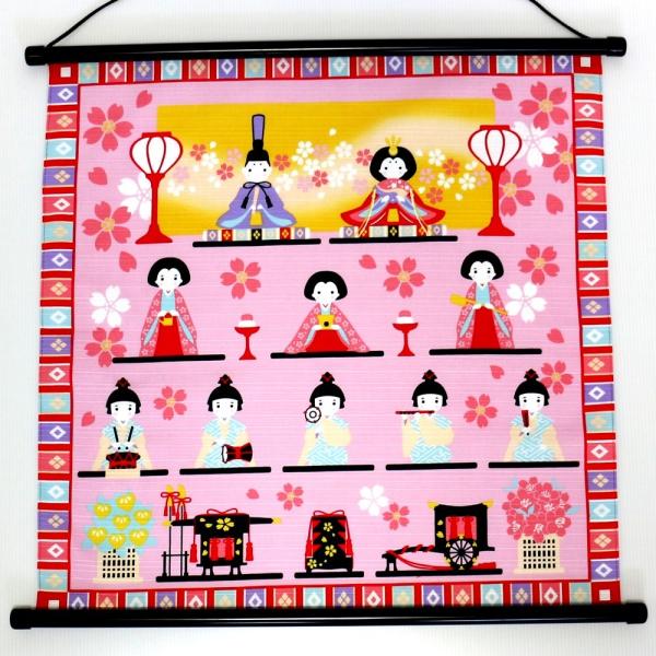 ひな祭りのおめでたいかわいいタペストリーです。タペストリー棒と紐が付いているのですぐに飾れます♪初節句のお祝いにも！●素材＝綿100%●サイズ＝タペストリー:50×50cm（約）●日本製※この商品はお名前が入りません。※※【お届けについて】...