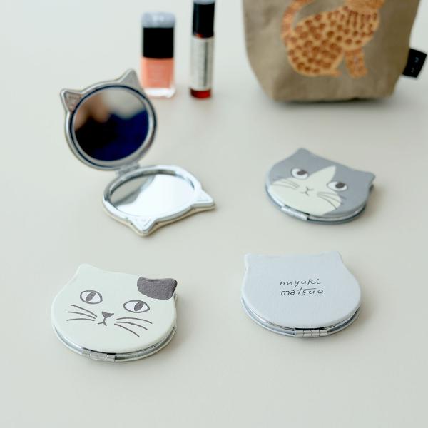 商品説明 ネコの形をしたミラーができました。松尾ミユキさんの描くネコたちの個性的な表情がなんとも可愛らしいです。鏡は等倍鏡と拡大鏡の２面になっていて、メイクを直す際の使いやすさも◎コンパクトなので場所も取りません！ポーチから出すのが楽しくな...