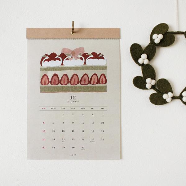 商品説明 『MATOKA マトカ』2026年 壁掛けカレンダー。上部を厚紙で挟み込んだ仕様でミシン目から切り離しやすいカレンダーです。ゴールドのハトメ付き。デザインはイラストレーターのトビシマショウイチロウさんによる描き下ろし。鉛筆とアクリ...