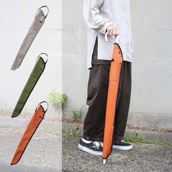 商品説明 内側が吸水素材になっている長傘カバー。スナップボタンの位置で2段階に長さを調整できる肩掛け可能なストラップ付き。おでかけにはもちろん、車の座席シートやバッグへの取り付けにも便利です。ストラップを使わないときに、収納できるポケット付...