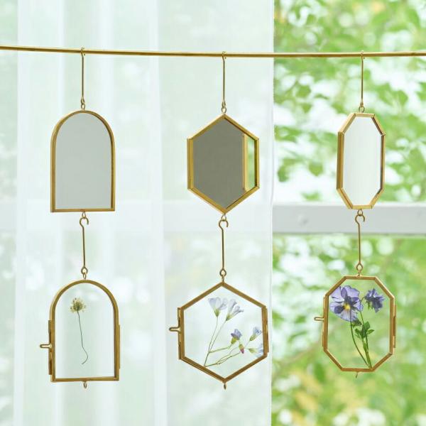 ブラスの枠にミラーをはめ込んだオーナメントとしても使える、ハンギングミラー。光を反射してきらめき、シンプルながらも存在感のあるデザインで、インテリアに華やかさをプラスします。季節にとらわれず一年中お使いいただけ、シンプルでありながらエレガン...