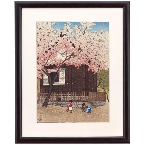 桜の花びらが舞う古風な蔵の前で、無心に遊ぶ子どもたち。童心に誘う心懐かしい日本の原風景。■ 川瀬巴水［略歴］明治16年（1883）、東京市芝区（現港区新橋五丁目）生まれ。25歳の時に鏑木清方の門をたたく。最初は年齢を理由に入門を断られたが、...