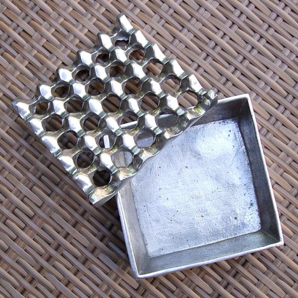 灰皿 アルミ製灰皿 Lサイズ おしゃれ フタ付 卓上灰皿 灰ざら はいざら 来客用 アンティーク かっこいい アッシュトレイ 波型 アジア工房 Buyee Buyee Japanese Proxy Service Buy From Japan Bot Online