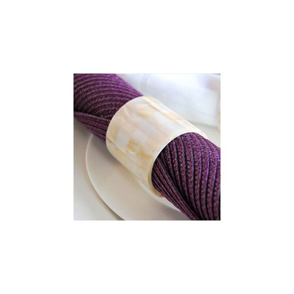 貝の殻でできたナプキンリング。四角くカットした貝殻を白い筒状の樹脂に隙間なく貼り合わせ、なめらかな円形になるまで削って作られています。天然素材なのでその模様や光沢は同じものが一つとしてありません。 硬くしっかりした円筒状の作りですので、大き...