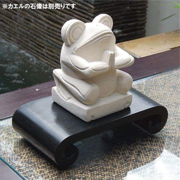 アジアン雑貨・バリ雑貨！アジアンオブジェを飾るのにぴったりな木彫りの飾り台は一枚の木をくりぬいた贅沢な作り。柔らかな曲線と直線が重なり合ったデザインはオブジェを上にのせるだけで引き立ててくれる不思議な雰囲気があります。特にパラス石でできた小...