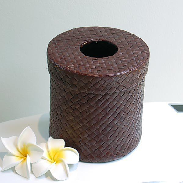 こちらのページは、パンダンで編まれた丸いトイレットティッシュケースカバー（ブラウン）の販売ページです。■サイズ(cm)：約W 14.5 x D 14.5 x H 14.5※内寸：直径約12cm×高さ13cm■素材：パンダン■ご注意：※ハンド...