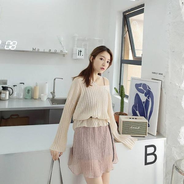 レディース　トップス　ニット　セーター　Vネック　長袖　ゆったり　トランペットスリーブ　無地　カジュアル　大人可愛い　フェミニン　オフィス　お出かけ　デート　デイリー　ベージュ　ホワイト　フリーサイズ　送料無料