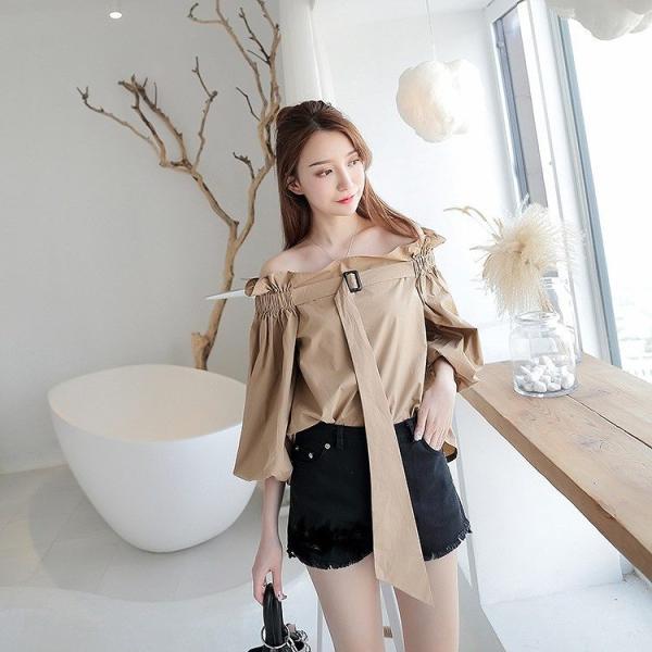 レディース　ブラウス　肩出し　肩見せ　オフショルダー　パフスリーブ　トップス　カジュアル　キュート　可愛い　フェミニン　きれいめ　上品　エレガント　おしゃれ　お出かけ　オフィス　デート　デイリー　カーキ　フリーサイズ　ワンサイズ　送料無料