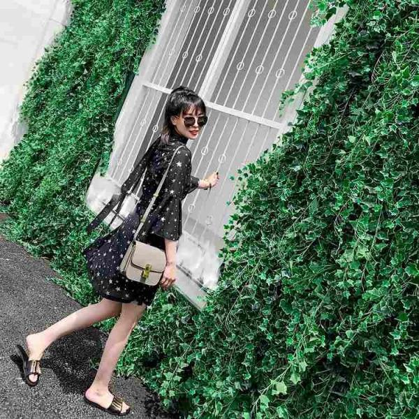 レディース　ワンピース　Vネック　フレアスリーブ　ボリュームスリーブ　ミニ丈　星柄　ドット　カジュアル　キュート　可愛い　フェミニン　きれいめ　上品　エレガント　おしゃれ　お出かけ　お呼ばれ　ブラック　S　M　L　サイズ　送料無料