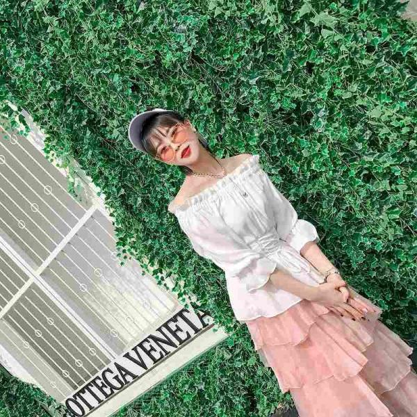 レディース　ブラウス　肩出し　肩見せ　オフショルダー　フレアスリーブ　トップス　カジュアル　キュート　可愛い　フェミニン　きれいめ　上品　エレガント　おしゃれ　お出かけ　オフィス　デート　デイリー　ホワイト　ベージュ　フリーサイズ　ワンサイズ　送料無料