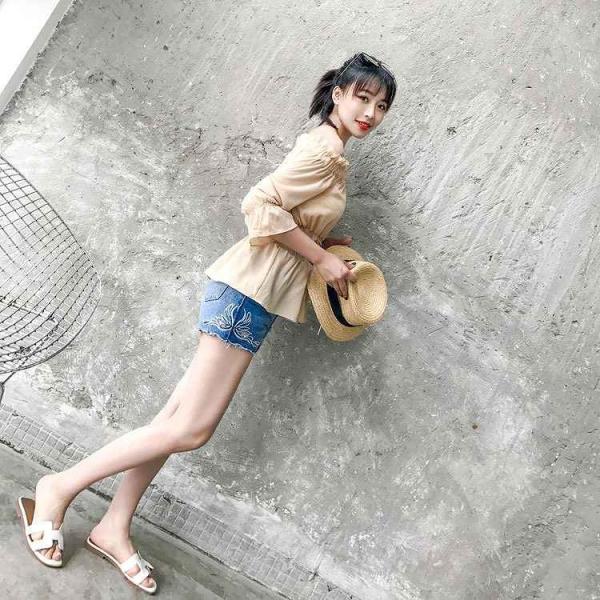 レディース　ブラウス　肩出し　肩見せ　オフショルダー　フレアスリーブ　トップス　カジュアル　キュート　可愛い　フェミニン　きれいめ　上品　エレガント　おしゃれ　お出かけ　オフィス　デート　デイリー　ホワイト　ベージュ　フリーサイズ　ワンサイズ　送料無料