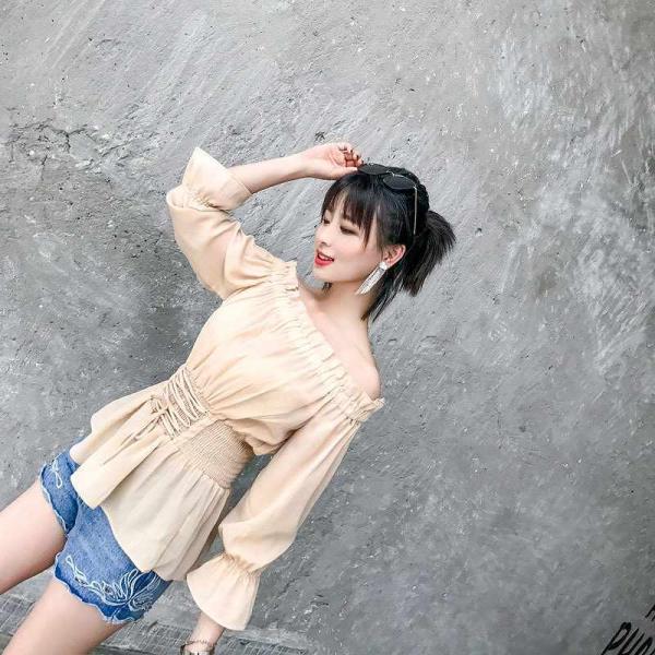 レディース　ブラウス　肩出し　肩見せ　オフショルダー　フレアスリーブ　トップス　カジュアル　キュート　可愛い　フェミニン　きれいめ　上品　エレガント　おしゃれ　お出かけ　オフィス　デート　デイリー　ホワイト　ベージュ　フリーサイズ　ワンサイズ　送料無料