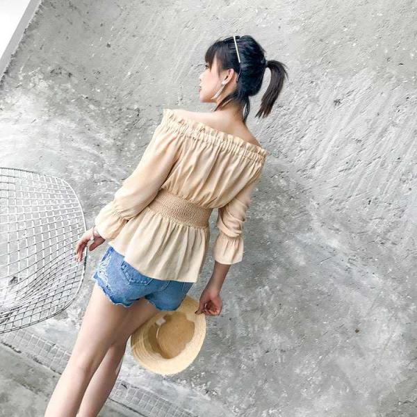 レディース　ブラウス　肩出し　肩見せ　オフショルダー　フレアスリーブ　トップス　カジュアル　キュート　可愛い　フェミニン　きれいめ　上品　エレガント　おしゃれ　お出かけ　オフィス　デート　デイリー　ホワイト　ベージュ　フリーサイズ　ワンサイズ　送料無料