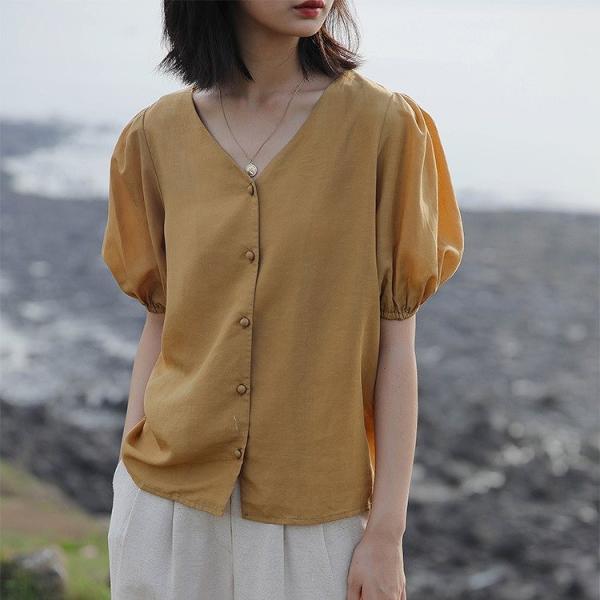レディース　ブラウス　Vネック　パフスリーブ　無地　シンプル　半袖　トップス　カジュアル　キュート　可愛い　フェミニン　きれいめ　上品　エレガント　おしゃれ　お出かけ　オフィス　デート　デイリー　イエロー　ホワイト　ベージュ　フリーサイズ　送料無料