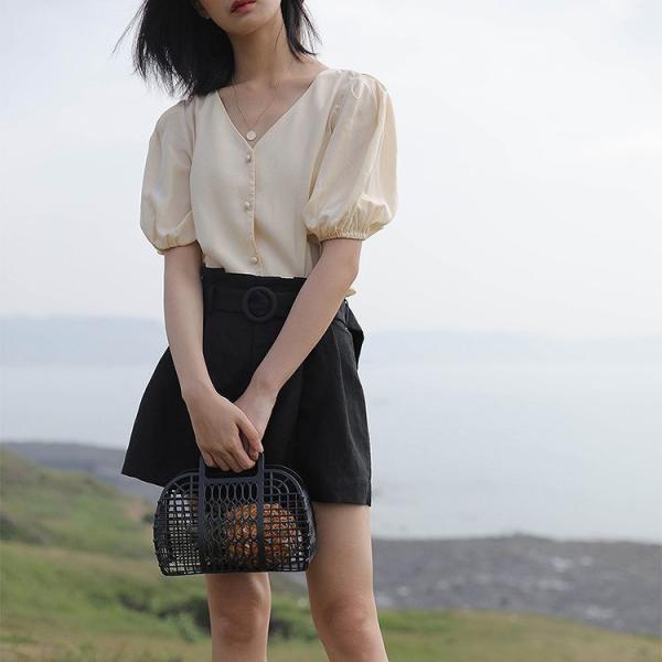 レディース　ブラウス　Vネック　パフスリーブ　無地　シンプル　半袖　トップス　カジュアル　キュート　可愛い　フェミニン　きれいめ　上品　エレガント　おしゃれ　お出かけ　オフィス　デート　デイリー　イエロー　ホワイト　ベージュ　フリーサイズ　送料無料