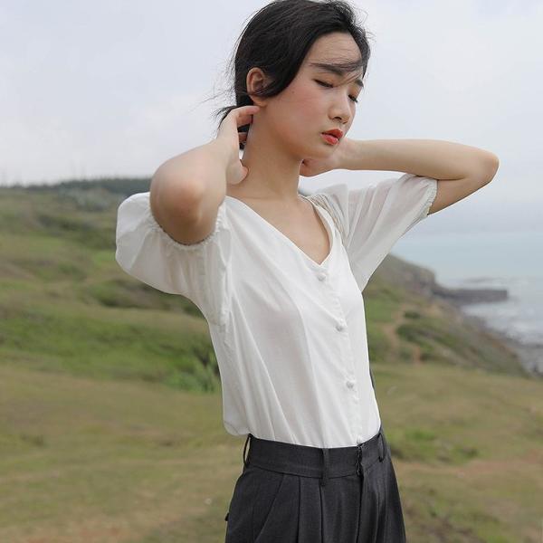 レディース　ブラウス　Vネック　パフスリーブ　無地　シンプル　半袖　トップス　カジュアル　キュート　可愛い　フェミニン　きれいめ　上品　エレガント　おしゃれ　お出かけ　オフィス　デート　デイリー　イエロー　ホワイト　ベージュ　フリーサイズ　送料無料