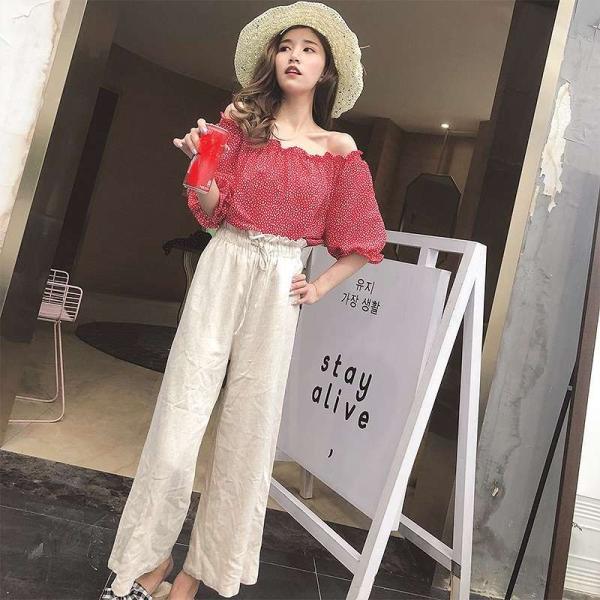 レディース　ブラウス　肩出し　肩見せ　オフショルダー　パフスリーブ　ドット　水玉　半袖　トップス　カジュアル　キュート　可愛い　フェミニン　きれいめ　エレガント　おしゃれ　お出かけ　オフィス　デート　デイリー　レッド　ホワイト　フリーサイズ　送料無料