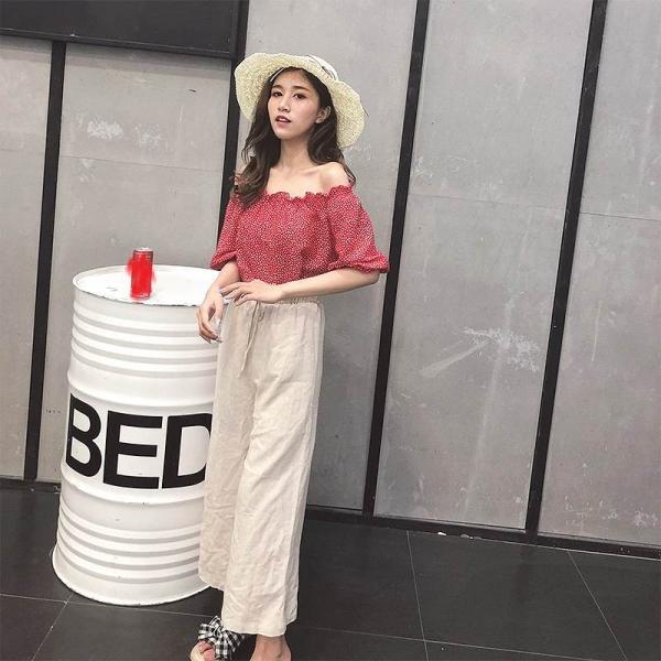 レディース　ブラウス　肩出し　肩見せ　オフショルダー　パフスリーブ　ドット　水玉　半袖　トップス　カジュアル　キュート　可愛い　フェミニン　きれいめ　エレガント　おしゃれ　お出かけ　オフィス　デート　デイリー　レッド　ホワイト　フリーサイズ　送料無料