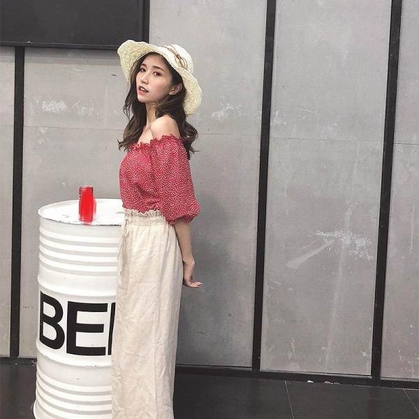 レディース　ブラウス　肩出し　肩見せ　オフショルダー　パフスリーブ　ドット　水玉　半袖　トップス　カジュアル　キュート　可愛い　フェミニン　きれいめ　エレガント　おしゃれ　お出かけ　オフィス　デート　デイリー　レッド　ホワイト　フリーサイズ　送料無料