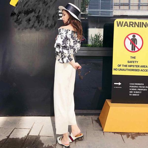 レディース　肩出し　肩見せ　オフショルダー　ブラウス　花柄　ボタニカル柄　トップス　カジュアル　キュート　可愛い　フェミニン　きれいめ　上品　エレガント　おしゃれ　お出かけ　オフィス　デート　デイリー　ホワイト　ブラック　フリーサイズ　送料無料