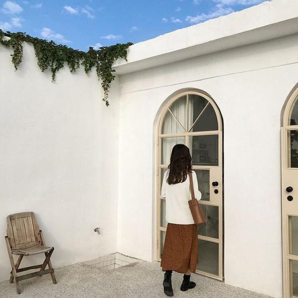 レディース　ニット　タートルネック　セーター　カットソー　長袖　シンプル　ゆったり　トップス　カジュアル　キュート　大人　可愛い　フェミニン　おしゃれ　お出かけ　オフィス　デイリー　普段着　ホワイト　ブラウン　ブラック　フリーサイズ　ワンサイズ　送料無料