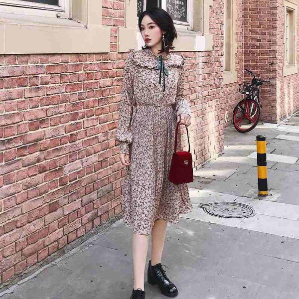 レディース　ワンピース　ハイウエスト　花柄　ボタニカル柄　首元リボン　フリル　フレア　長袖　秋　冬　カジュアル　キュート　可愛い　フェミニン　きれいめ　上品　エレガント　おしゃれ　お出かけ　お呼ばれ　ベージュ　ブラウン　S　M　サイズ　送料無料