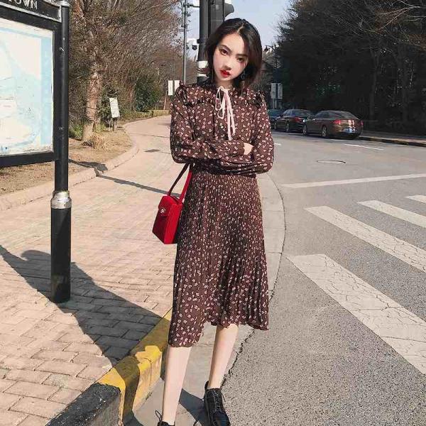 レディース　ワンピース　ハイウエスト　花柄　ボタニカル柄　首元リボン　フリル　フレア　長袖　秋　冬　カジュアル　キュート　可愛い　フェミニン　きれいめ　上品　エレガント　おしゃれ　お出かけ　お呼ばれ　ベージュ　ブラウン　S　M　サイズ　送料無料