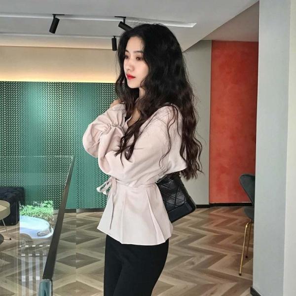 レディース　ブラウス　シャツ　キャンディスリーブ　オーバーサイズ　ゆったり　長袖　トップス　カジュアル　キュート　可愛い　フェミニン　きれいめ　上品　エレガント　おしゃれ　お出かけ　オフィス　デート　デイリー　ブラック　ベージュ　フリーサイズ　送料無料