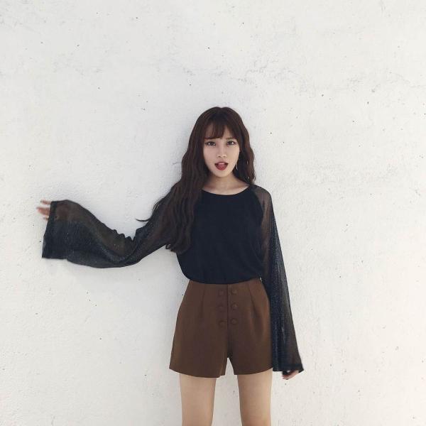 レディース　ブラウス　フレアスリーブ　透け素材　透け感　カットソー　長袖　トップス　カジュアル　キュート　可愛い　フェミニン　きれいめ　上品　エレガント　おしゃれ　お出かけ　オフィス　デート　デイリー　ブラック　ホワイト　フリーサイズ　送料無料