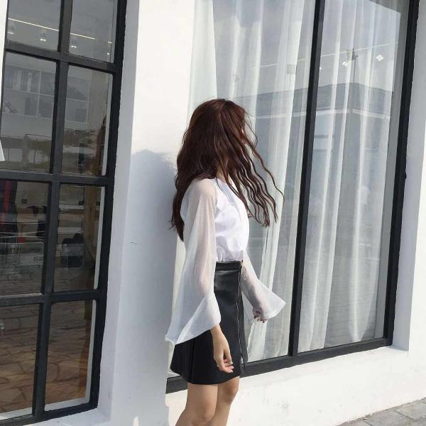 レディース　ブラウス　フレアスリーブ　透け素材　透け感　カットソー　長袖　トップス　カジュアル　キュート　可愛い　フェミニン　きれいめ　上品　エレガント　おしゃれ　お出かけ　オフィス　デート　デイリー　ブラック　ホワイト　フリーサイズ　送料無料