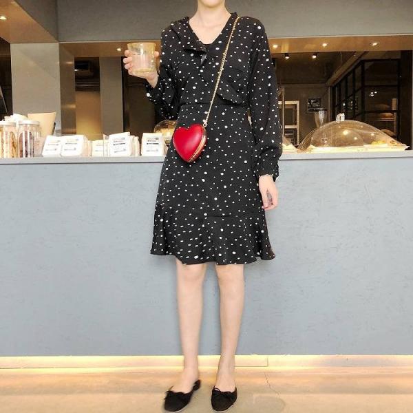 レディース　ワンピース　長袖　ミニワンピ　Aライン　バックオープン　Vネック　ドット柄　水玉　カジュアル　大人可愛い　フェミニン　オフィス　お出かけ　デート　デイリー　ブラック　フリーサイズ　送料無料