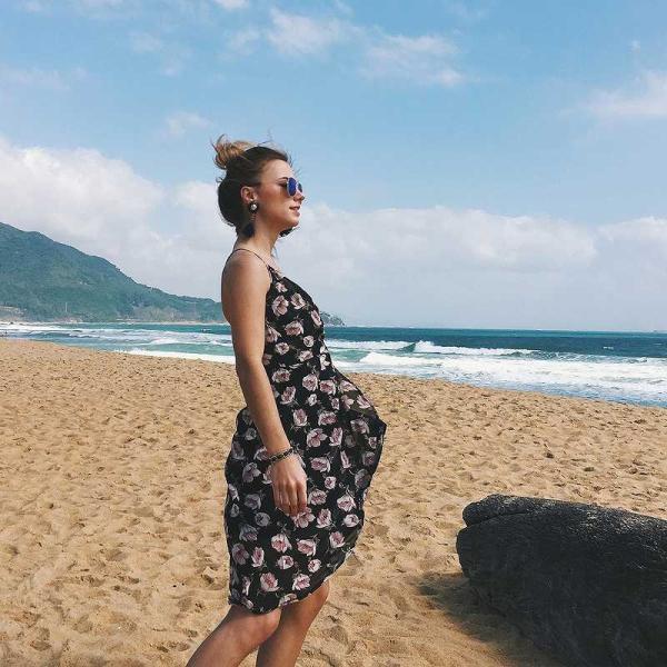 レディース　ワンピース　ノースリーブ　Vネック　ミモレ丈　バッククロス　花柄　総柄　フレア　セクシー　キュート　カジュアル　大人可愛い　フェミニン　オフィス　パーティ　デート　ブルー　ブラック　レッド　イエロー　パープル　S　M　L　XL　XXL　送料無料