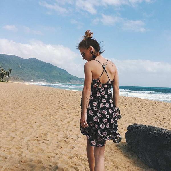 レディース　ワンピース　ノースリーブ　Vネック　ミモレ丈　バッククロス　花柄　総柄　フレア　セクシー　キュート　カジュアル　大人可愛い　フェミニン　オフィス　パーティ　デート　ブルー　ブラック　レッド　イエロー　パープル　S　M　L　XL　XXL　送料無料