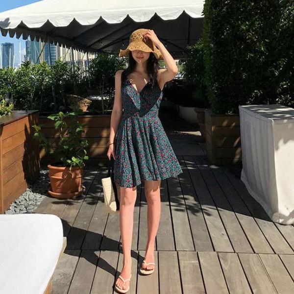 レディース ワンピース ノースリーブ 深Vネック フレア カシュクール 小花柄 総柄 膝上丈 サマードレス カジュアル 大人可愛い フェミニン お出かけ デート デイリー リゾート ブルー S M L XL 送料無料