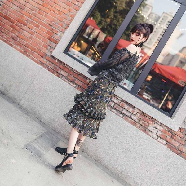 レディース キャミソールワンピース キャミワンピ Vネック 花柄 ボタニカル柄 ティアードスカート 春 夏 スカート カジュアル キュート 可愛い フェミニン きれいめ 上品 エレガント おしゃれ お出かけ お呼ばれ オリーブ S M サイズ 送料無料