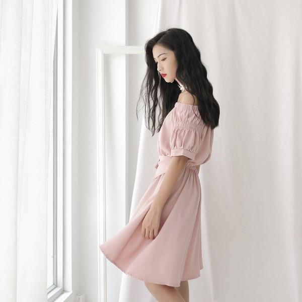 レディース 肩出し 肩見せ オフショルダー ワンピース ひざ丈 無地 シンプル 春 夏 スカート カジュアル キュート 可愛い フェミニン きれいめ 上品 エレガント おしゃれ お出かけ お呼ばれ ピンク ブルー フリーサイズ ワンサイズ 送料無料