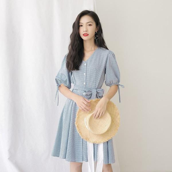 レディース Vネック ワンピース パフスリーブ 腰紐リボン ひざ丈 ギンガムチェック柄 春 夏 スカート カジュアル キュート 可愛い フェミニン きれいめ 上品 エレガント おしゃれ お出かけ お呼ばれ ベージュ ブルー フリーサイズ 送料無料