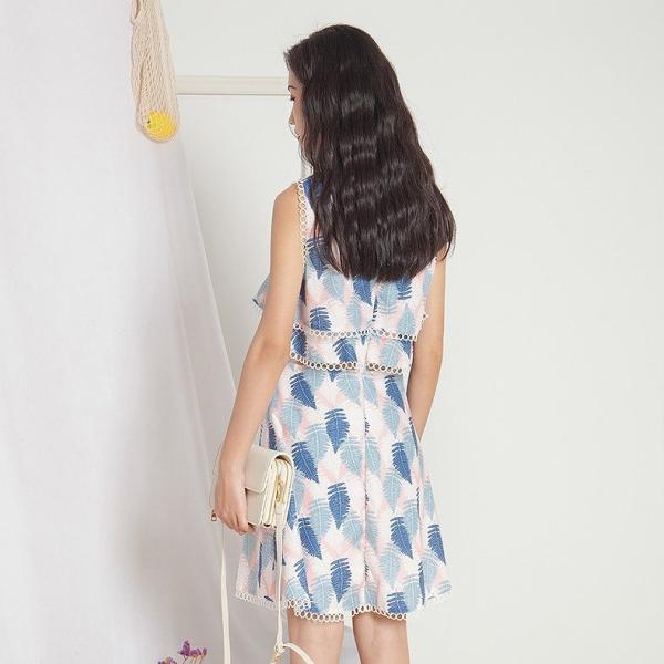 レディース ノースリーブ ワンピース フレアスカート クルーネック リーフ柄 膝上丈 夏 カジュアル 大人可愛い フェミニン オフィス お出かけ デート デイリー ホワイト M L 送料無料