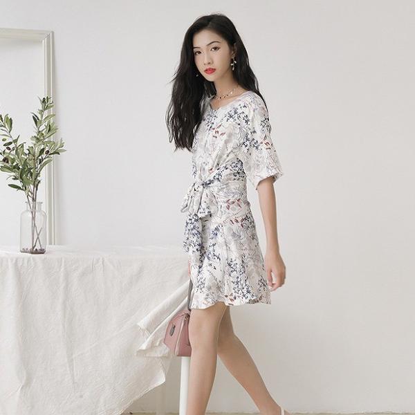 レディース シフォン ワンピース クルーネック 半袖 フレア 花柄 総柄 膝上丈 夏 カジュアル 大人可愛い フェミニン オフィス お出かけ デート デイリー リゾート ホワイト ブルー フリーサイズ 送料無料