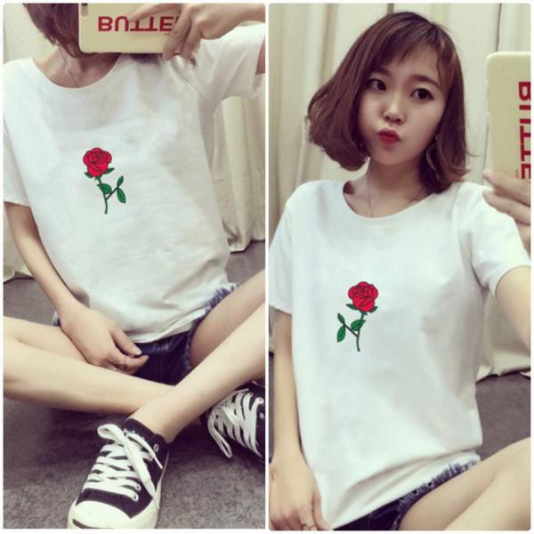 レディース　大きいサイズ　薔薇　Tシャツ　半袖　ショートスリーブ　夏　春　トップス　カジュアル　キュート　大人　可愛い　フェミニン　おしゃれ　お出かけ　普段着　デイリー　ブラック　ホワイト　M　L　XL　2XL　送料無料