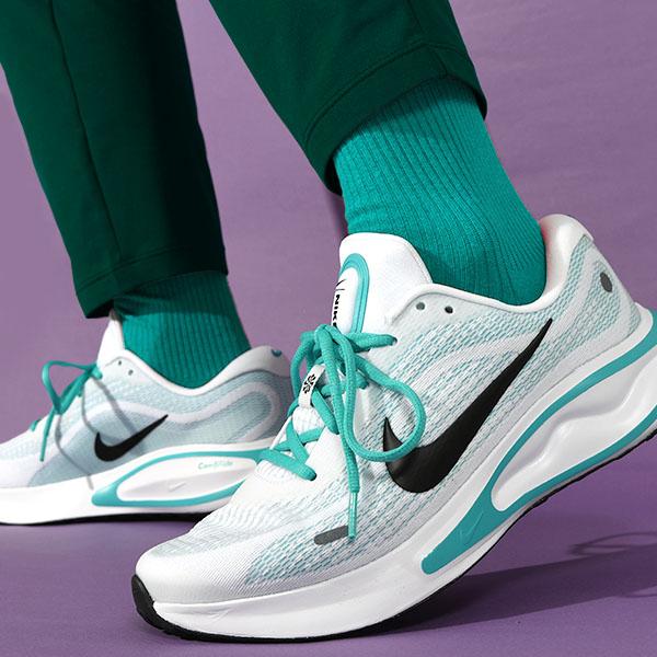 NIKE 25.5cm現品限り 36%OFF ナイキ ランニングシューズ 厚底 NIKE 25.5cm現品限り 36%OFF ナイキ ランニングシューズ 厚底